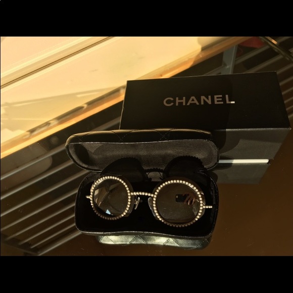 Chanel sunglasses new with defect - Picture 7 of 7